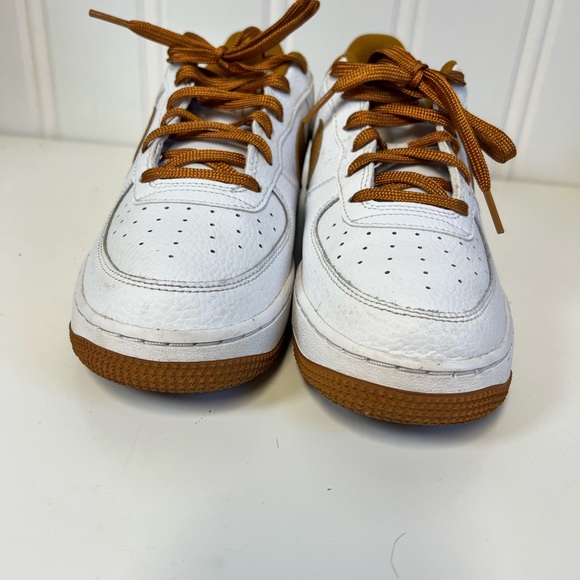 Nike White and Ochre Brown Air Force 1 '07 GS Pecan size 7 men's - Picture 3 of 7